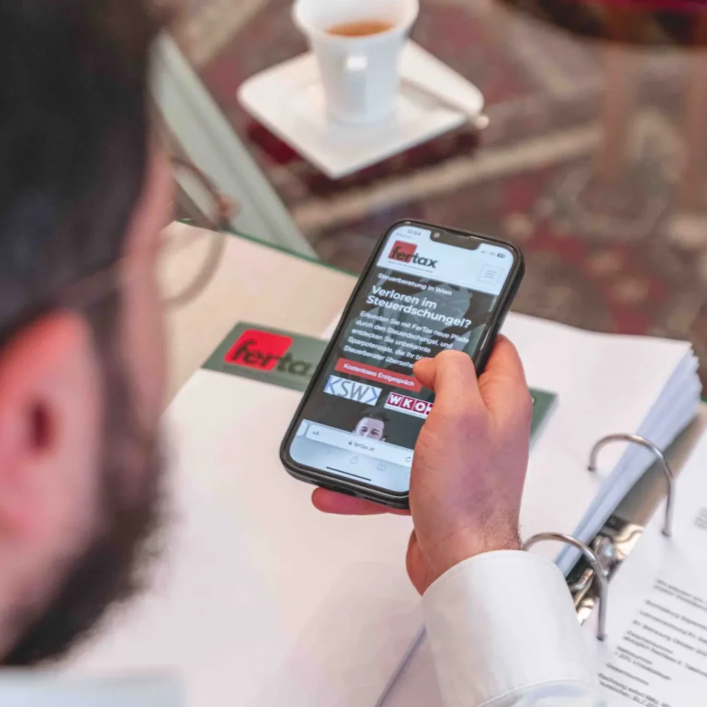 Digitale Steuerberatung in Wien – Kunde nutzt FerTax Website am Smartphone